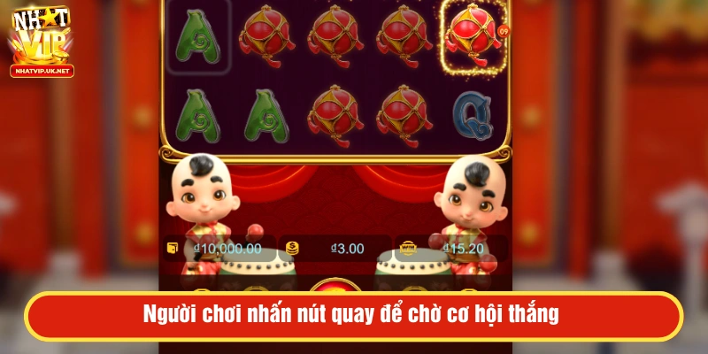 Người chơi nhấn nút quay để chờ cơ hội thắng